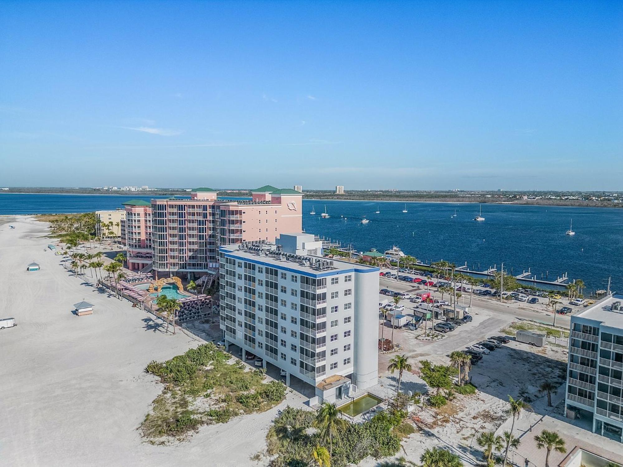 Beachfront Bliss: Gulf Views, Pool, Sleeps 8! Villa Fort Myers Beach Exterior foto